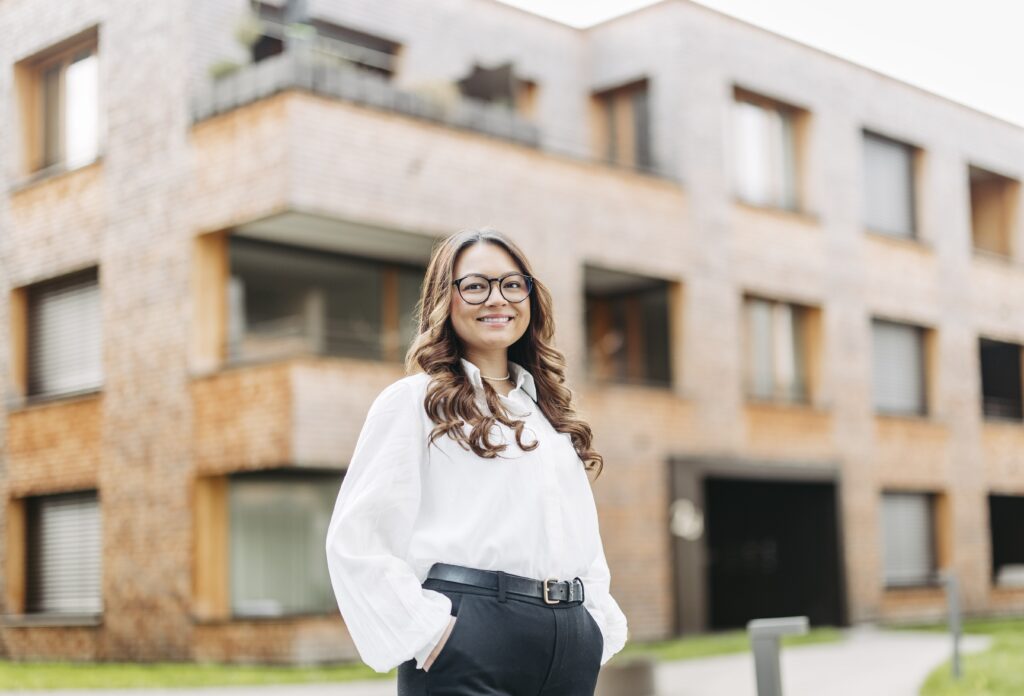 Porträt von Joanna Schmitter, Immobilienbewirtschafterin | Marketing Manager bei HomeLiv Immo