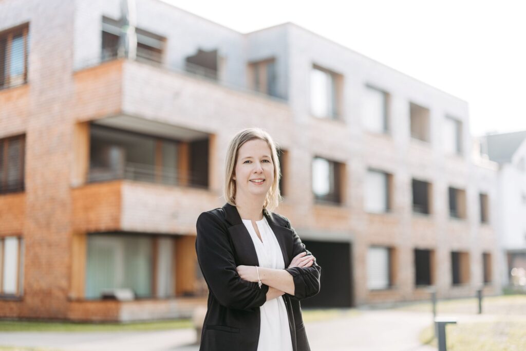 Porträt von Nicole Hutter, Immobilienbewirtschafterin bei HomeLiv Immo