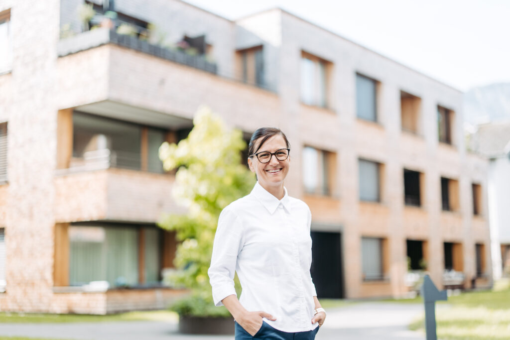Porträt von Deborah Burt, Buchhaltung bei HomeLiv Immo