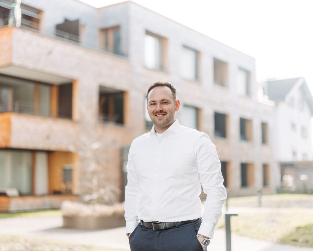 Porträt von Sandro Schmid, Vermietungsmanagement bei HomeLiv Immo
