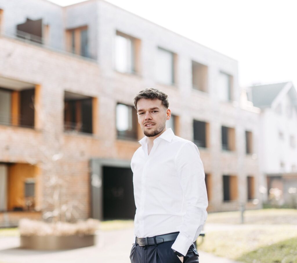 Porträt von Roy Bischof, Kundenservice & Kommunikation bei HomeLiv Immo
