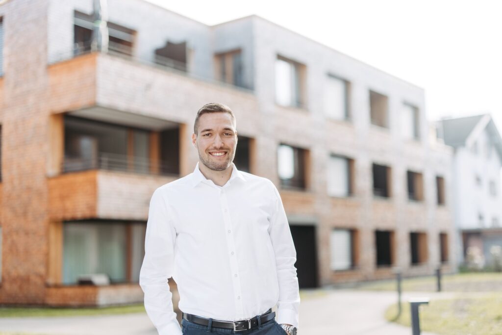 Porträt von Noah Graber, Kundenservice & Kommunikation bei HomeLiv Immo