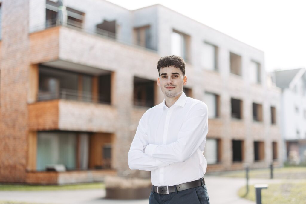 Porträt von Pascal Kuster, Kundenservice & Kommunikation bei HomeLiv Immo